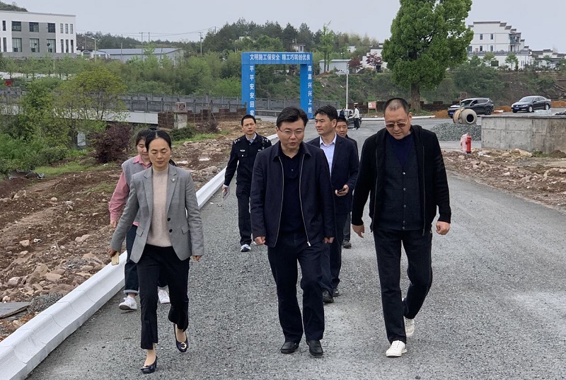 休宁县委常委、政法委书记胡国光一行赴世界徽商论坛永久会址项目调研指导